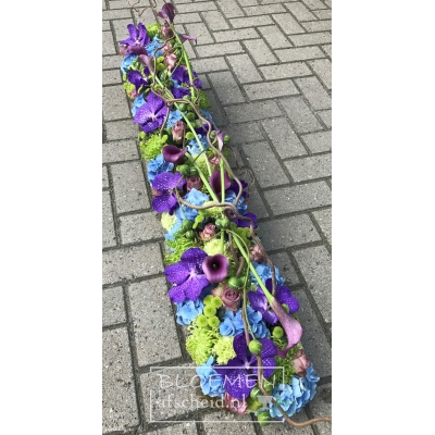 Creatieve smalle kistbedekking in paars-blauwe tinten